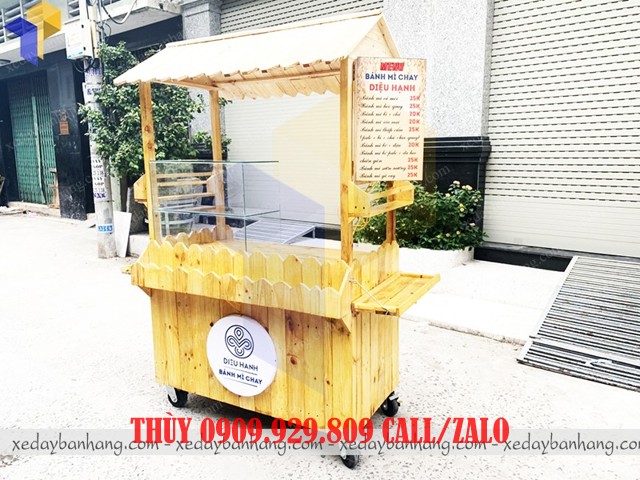 xe gỗ bán bánh mì chay lưu động