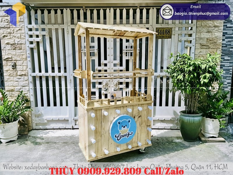 quầy gỗ bán bánh mì hamburger vỉa hè