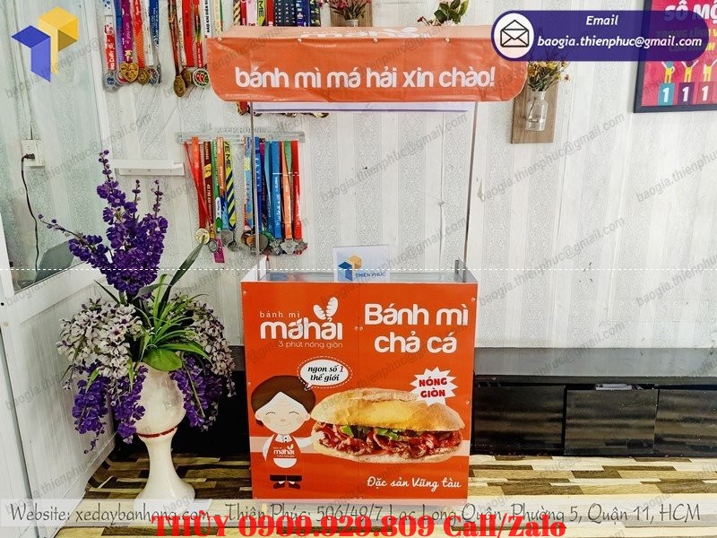 Quầy xe xếp gọn bán bánh mì thương hiệu má hải