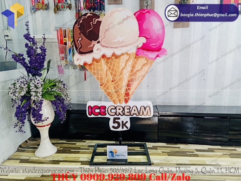 Standee mô hình ly kem trưng bày giá bao nhiêu