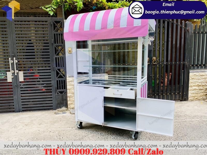 xe sắt lớn bán đồ ăn vặt đường phố